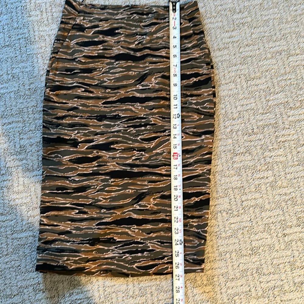Carine Roitfeld Paris for Uniqlo pencil skirt in army green size 2 - Picture 9 of 12